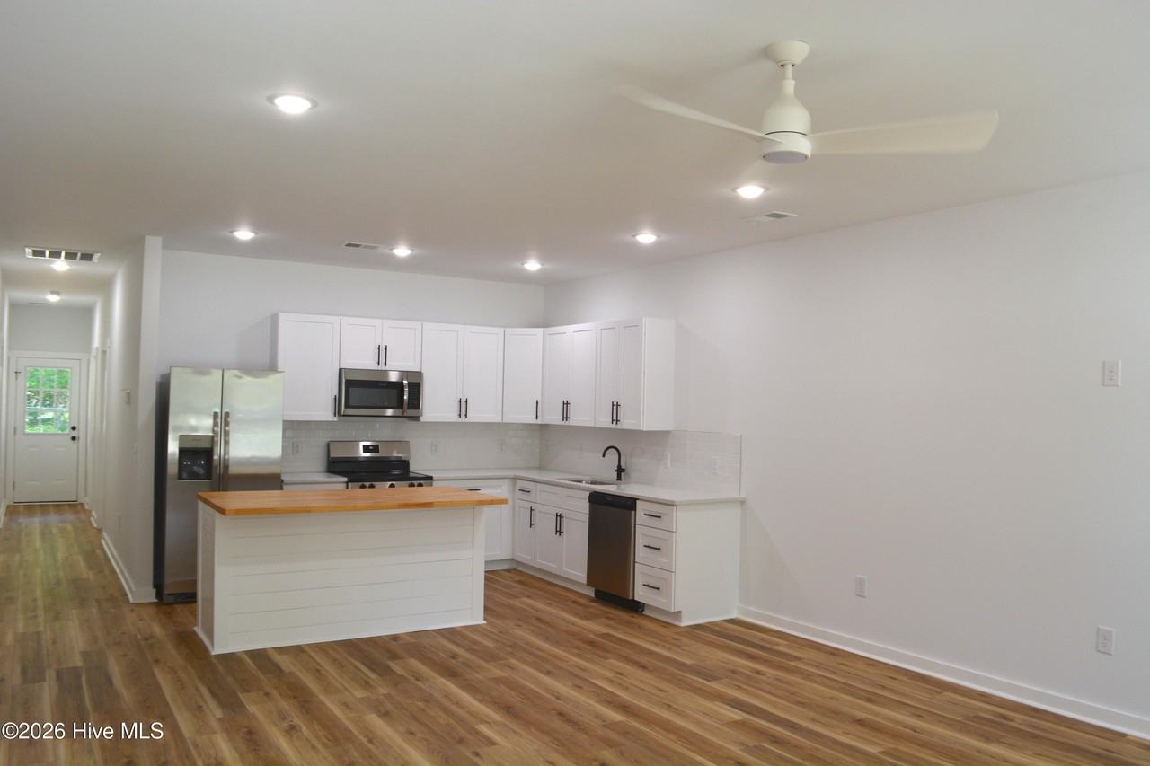 834 Greenwood Ct - Photo 3 of 20