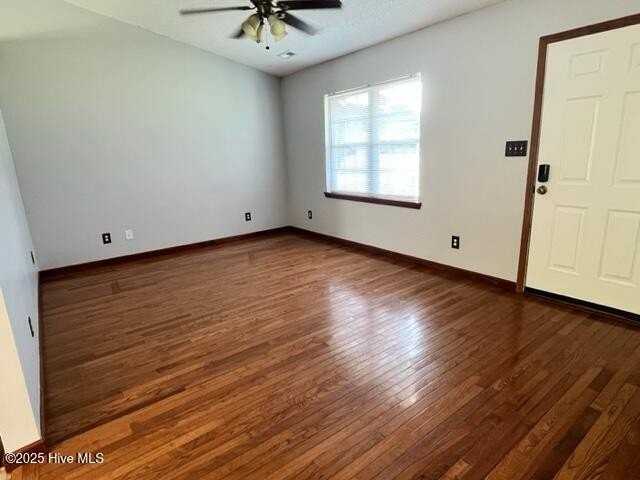 212 Winterberry Ct - Photo 3 of 16