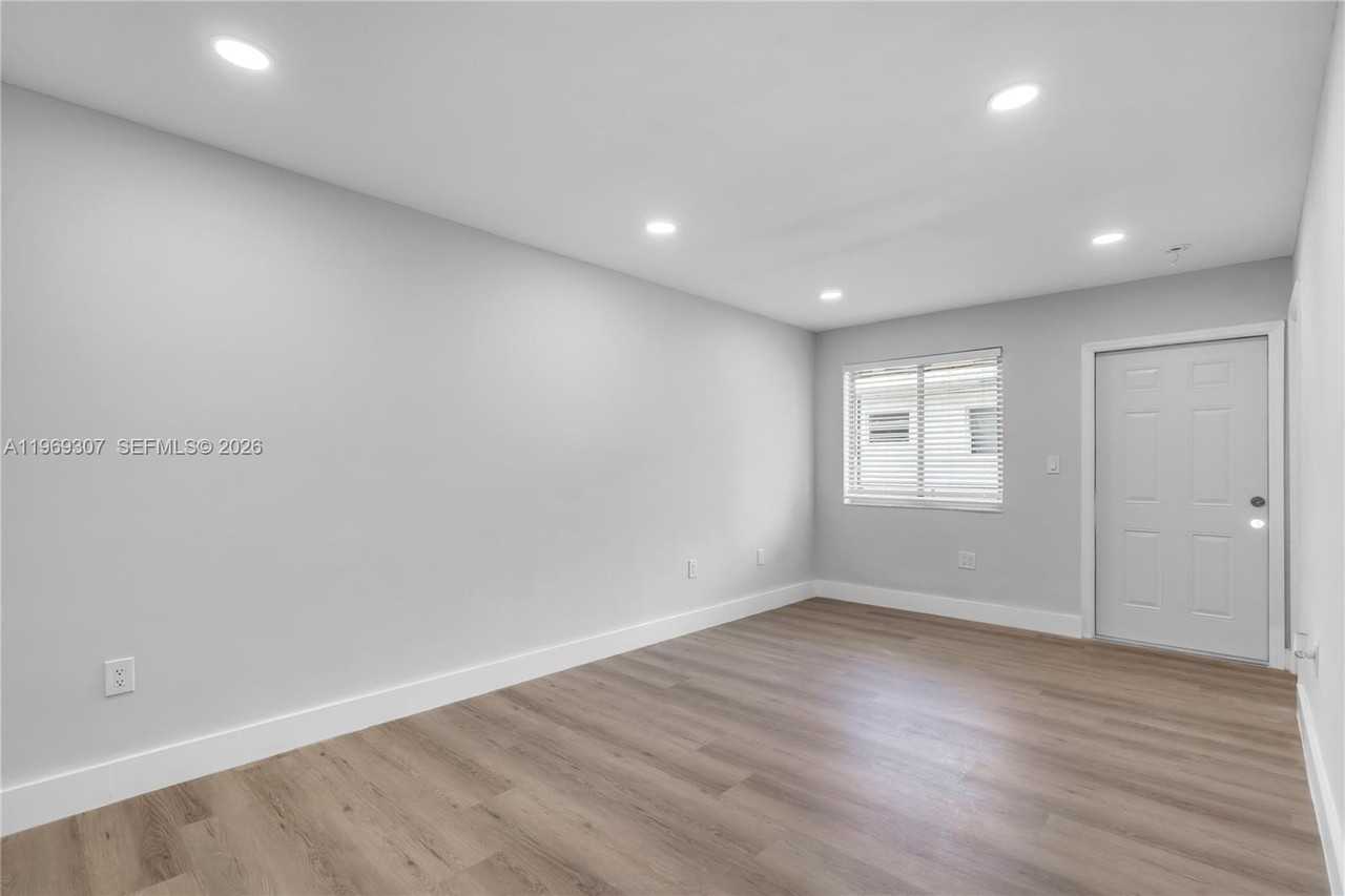 560 Ne 63rd St #3 - Photo 5 of 8