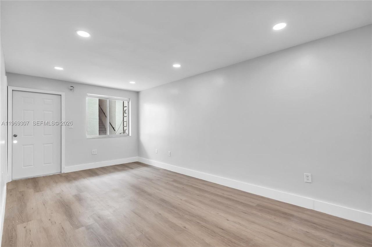 560 Ne 63rd St #3 - Photo 7 of 8