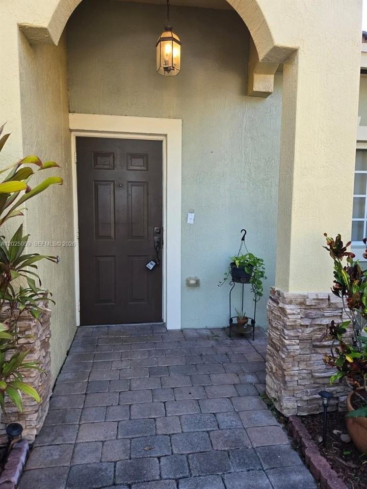 1158 Ne 32nd Ave #1158 - Photo 2 of 21