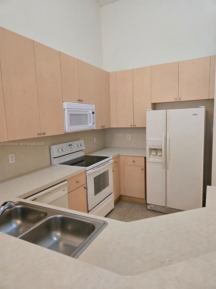 1158 Ne 32nd Ave #1158 - Photo 4 of 21