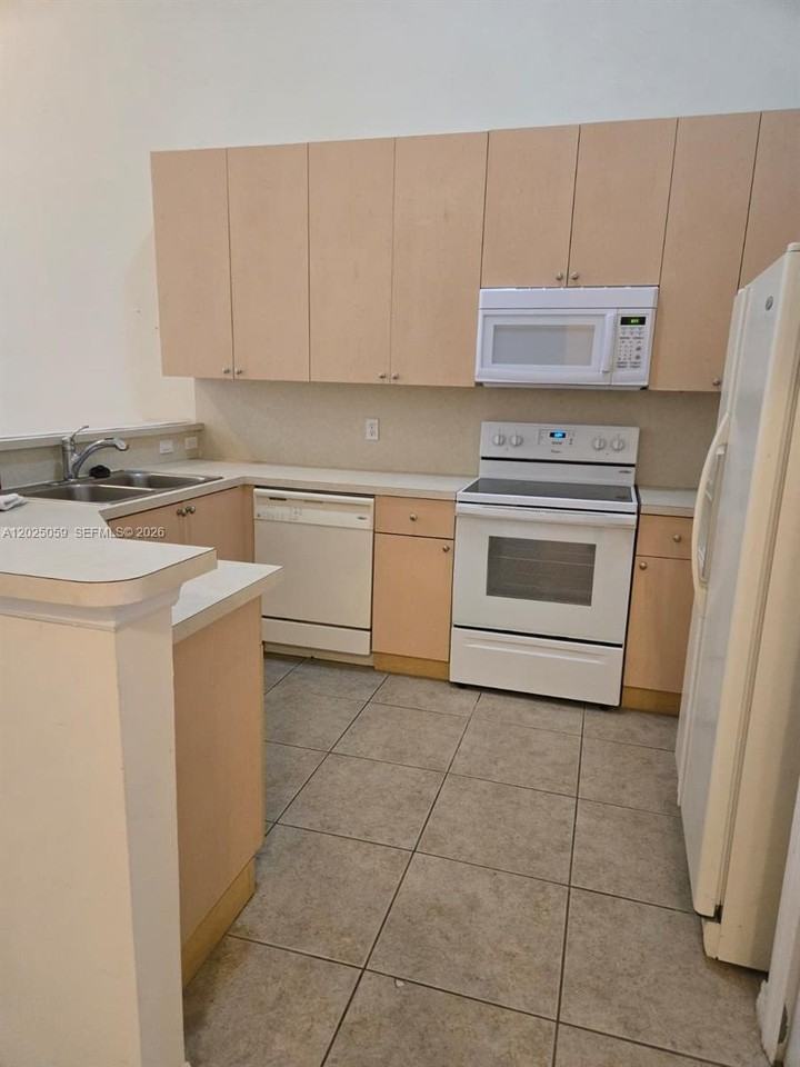 1158 Ne 32nd Ave #1158 - Photo 5 of 21