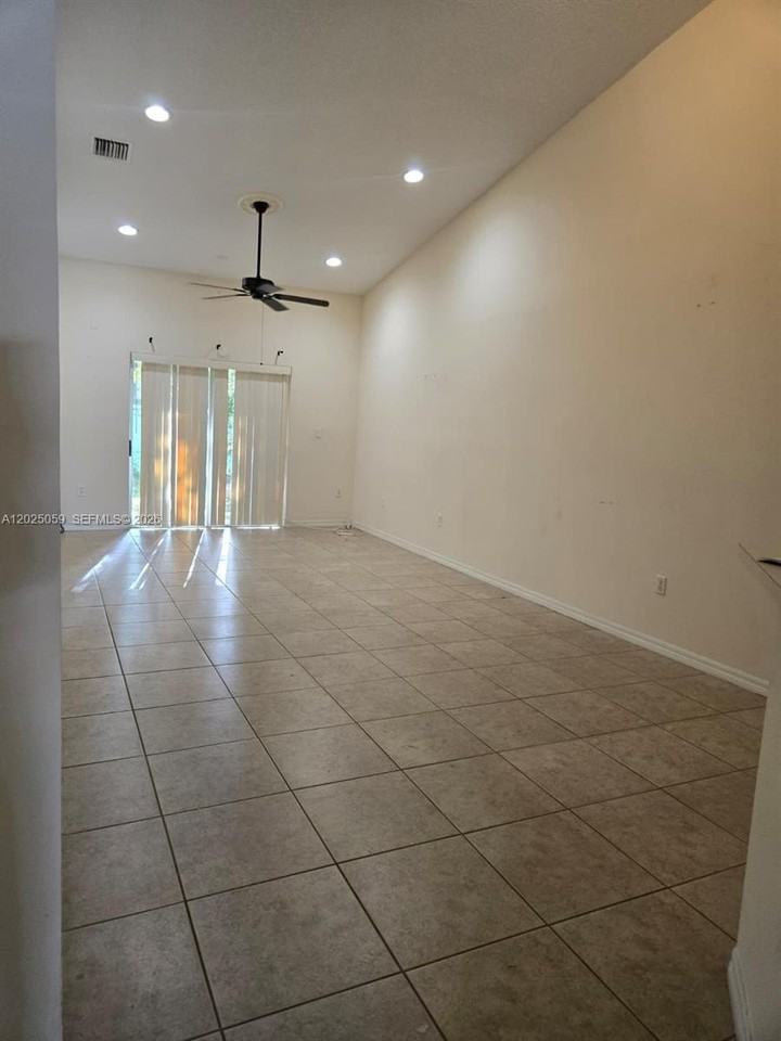 1158 Ne 32nd Ave #1158 - Photo 7 of 21