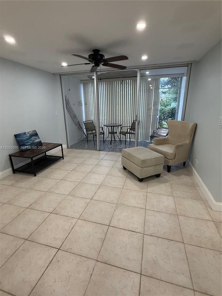 942 Ne 199th St #102 - Photo 4 of 16