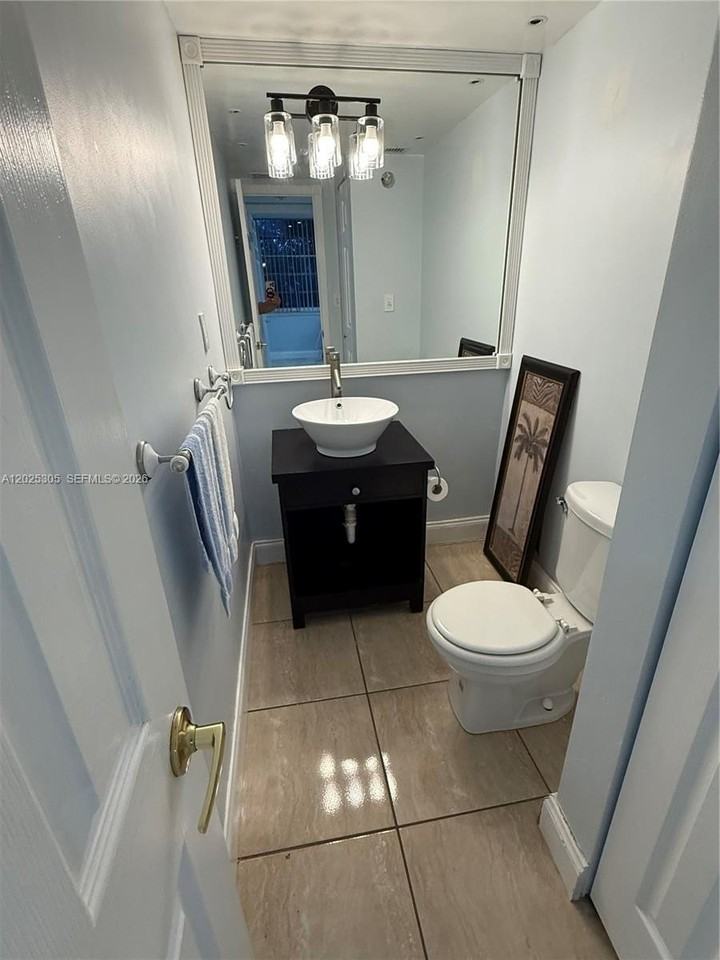 942 Ne 199th St #102 - Photo 5 of 16