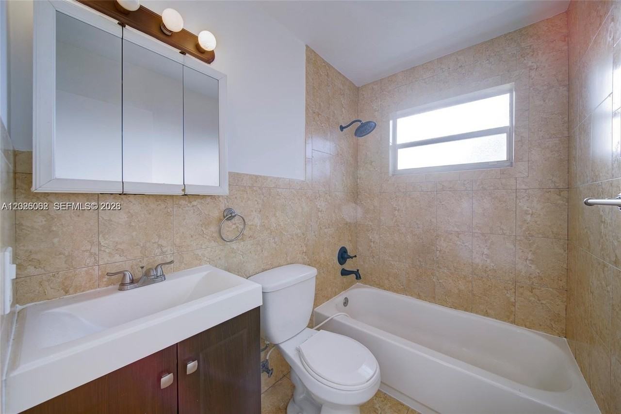 896 E 22nd St #898 - Photo 7 of 10