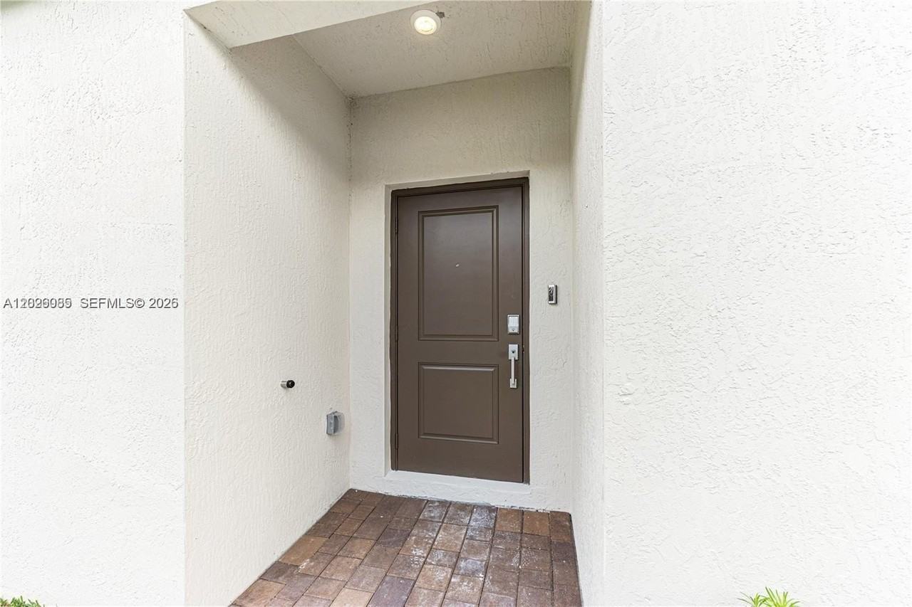 2209 Se 30th St #2 - Photo 2 of 14