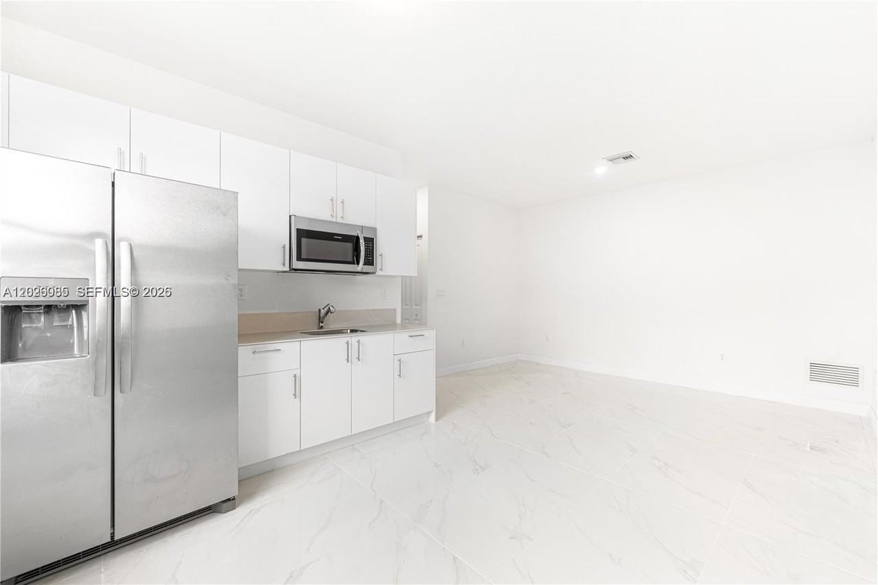 2209 Se 30th St #2 - Photo 4 of 14
