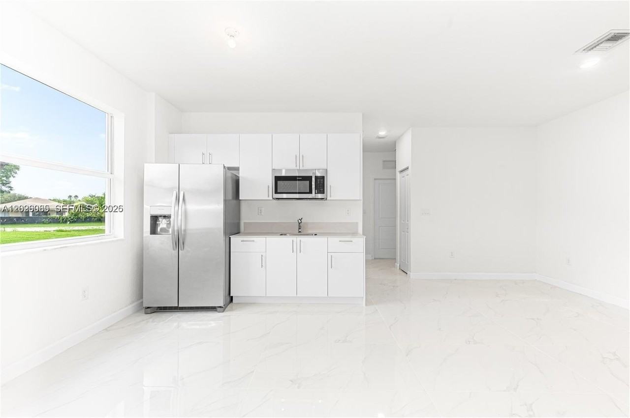 2209 Se 30th St #2 - Photo 5 of 14