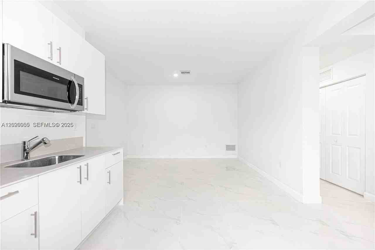 2209 Se 30th St #2 - Photo 6 of 14