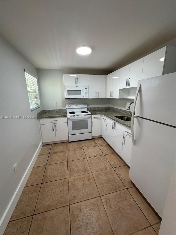1208 Salzedo St #18 - Photo 3 of 10