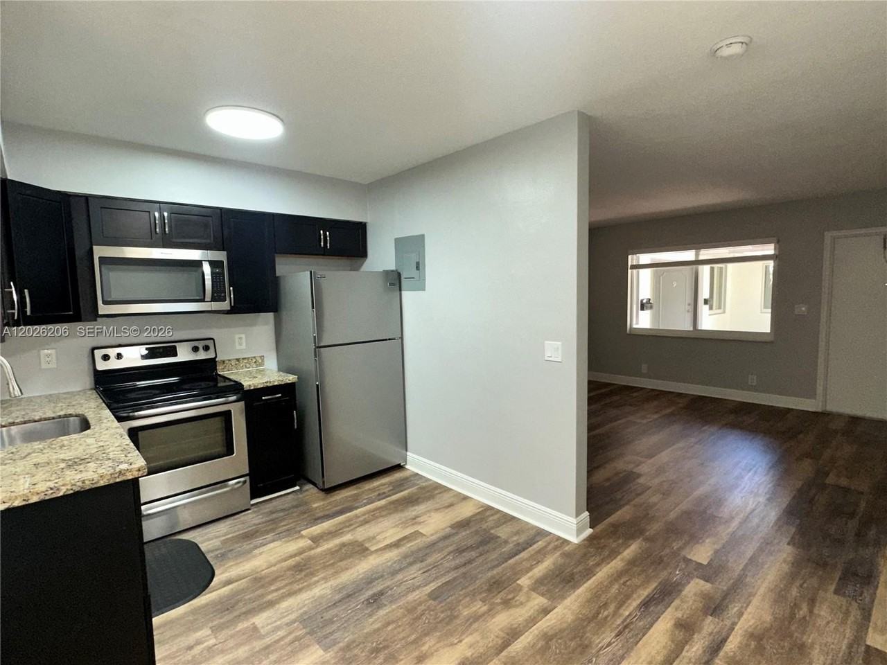 3720 Ne 22nd Ave #11 - Photo 3 of 30