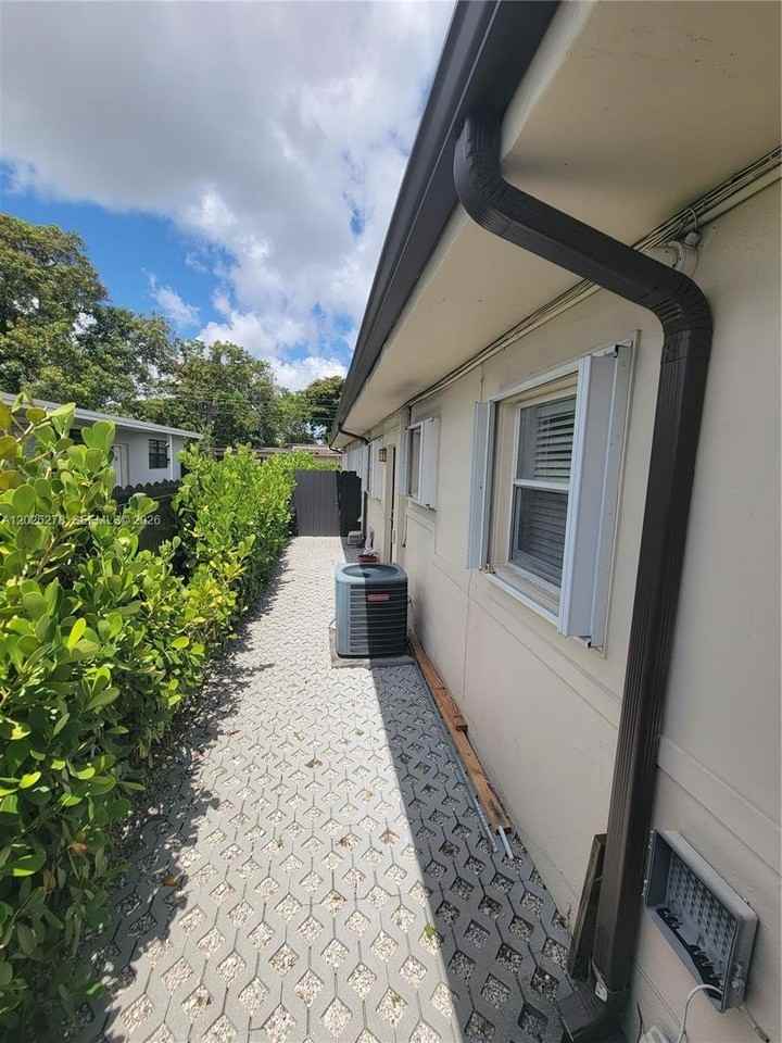 1052 Sw 79th Ave - Photo 4 of 22