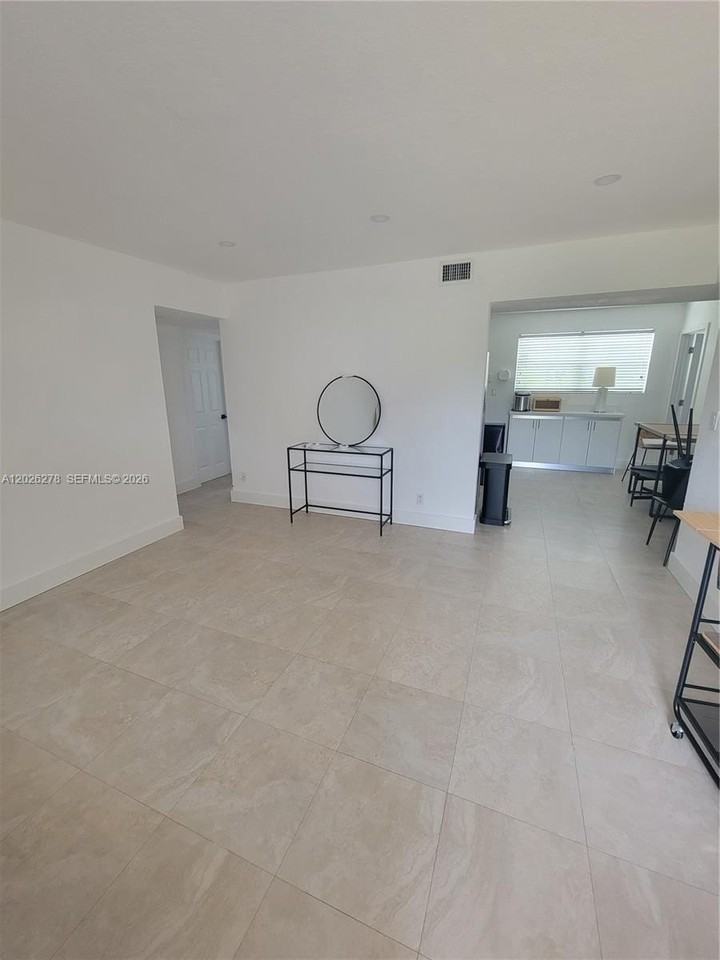 1052 Sw 79th Ave - Photo 5 of 22