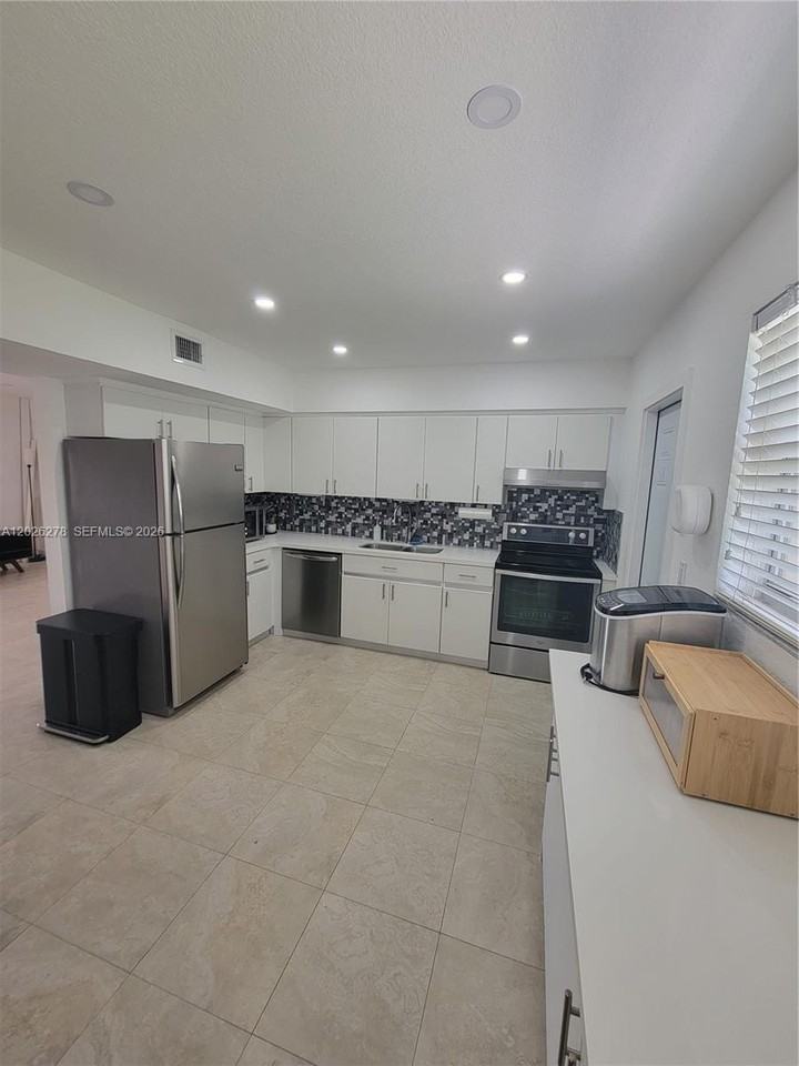 1052 Sw 79th Ave - Photo 7 of 22