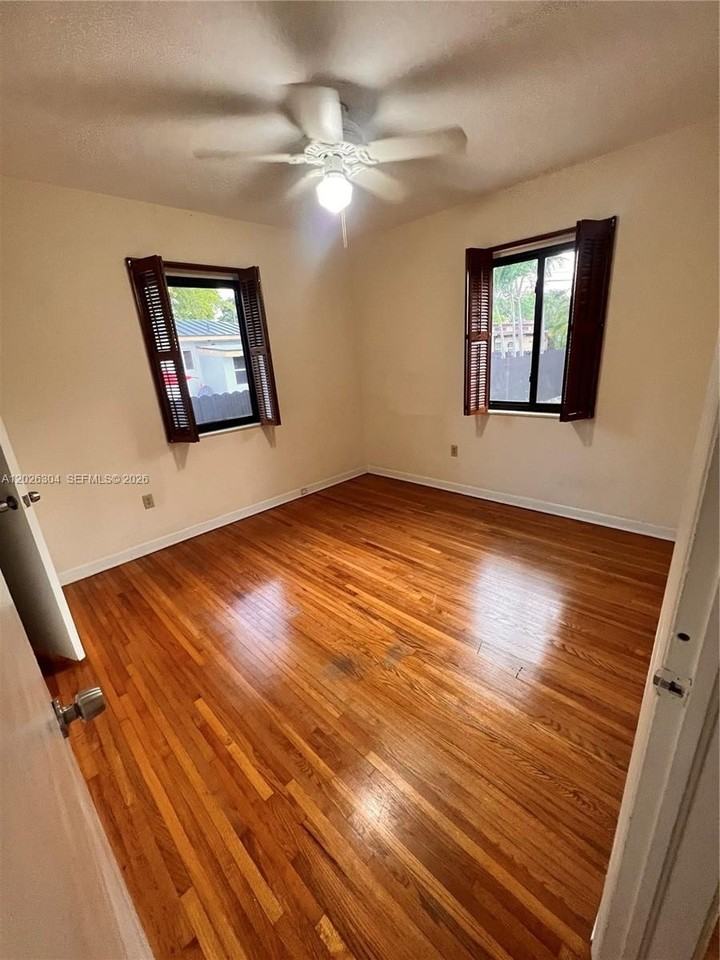 3240 Sw 57th Ave #0 - Photo 5 of 21