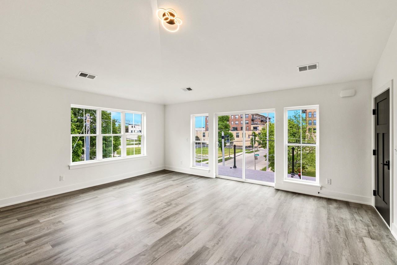 228 E Brown St - Photo 3 of 18