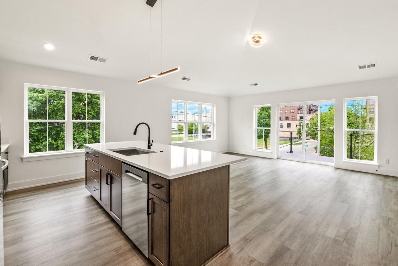 228 E Brown St - Photo 4 of 18
