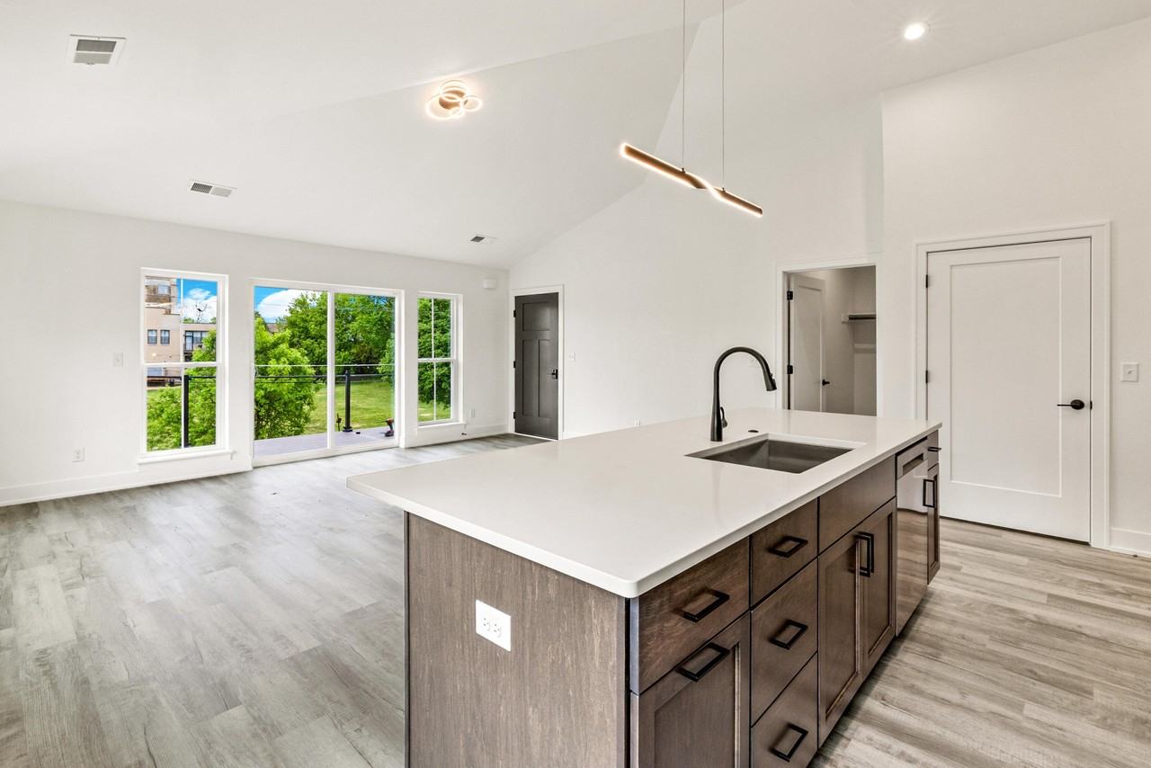 228 E Brown St - Photo 5 of 18