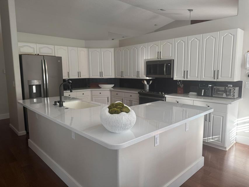1774 Primrose Ln - Photo 3 of 8