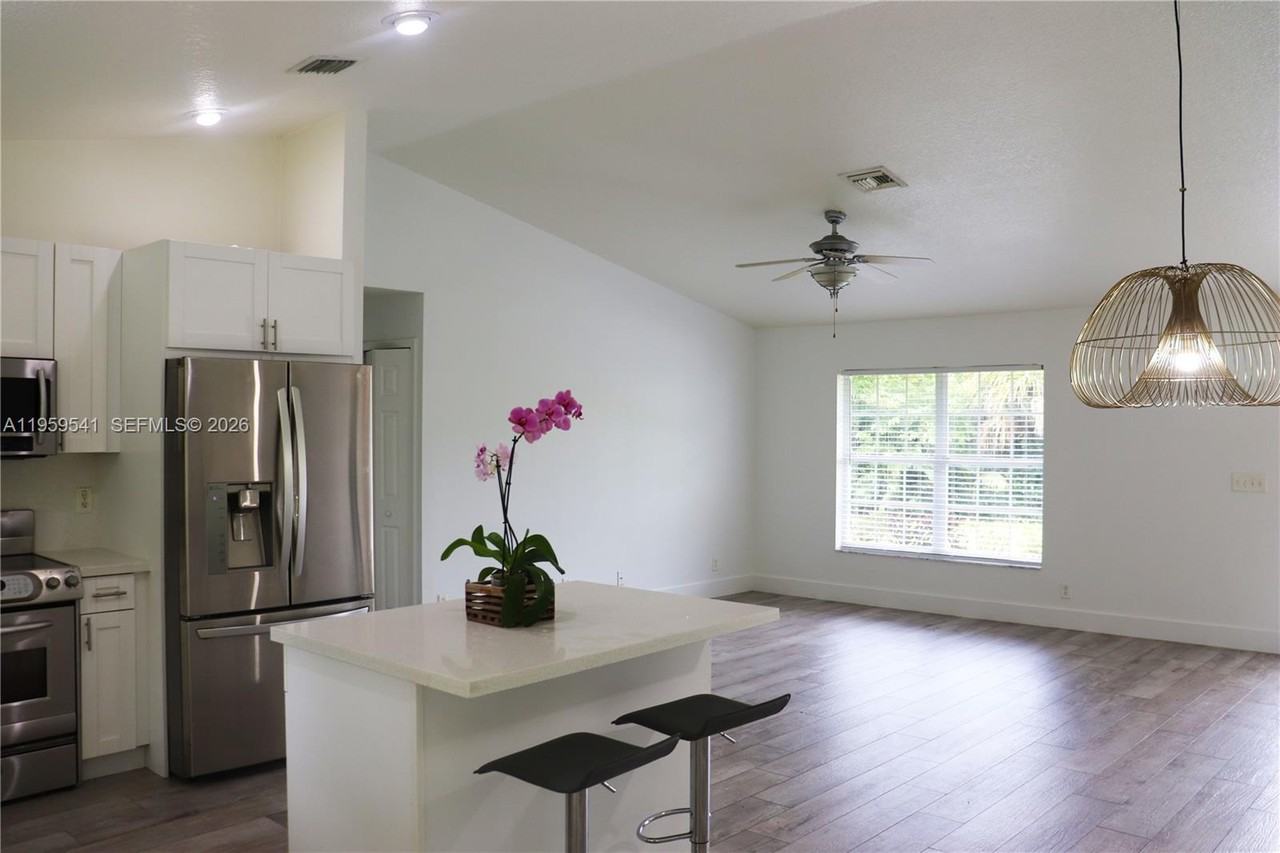 16930 W Mead Hill Dr - Photo 4 of 8