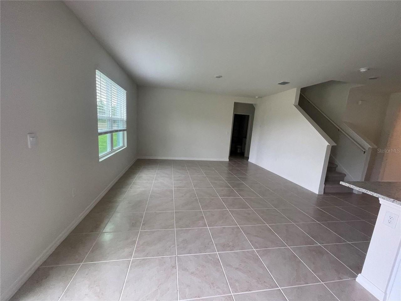 498 Baroness Way - Photo 3 of 20
