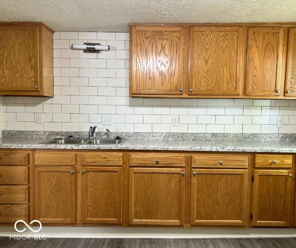 814 Powell St - Photo 7 of 38