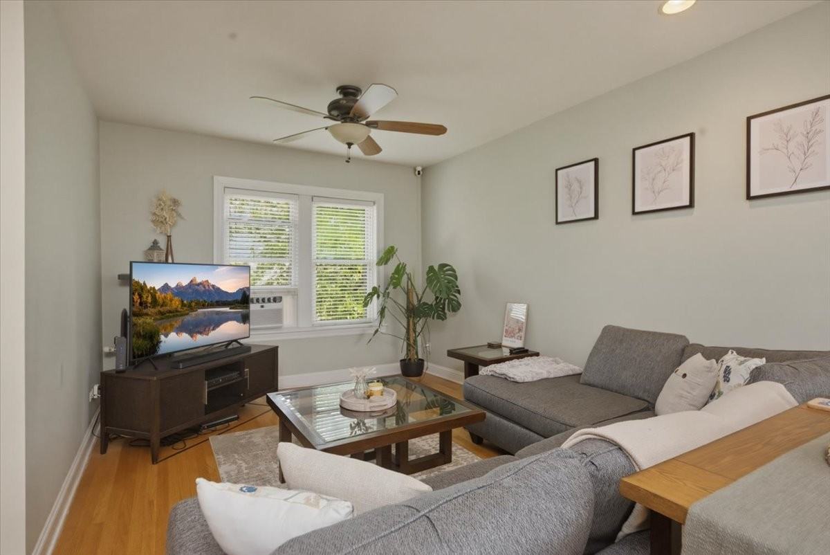 1319 W Addison St #3A - Photo 3 of 8