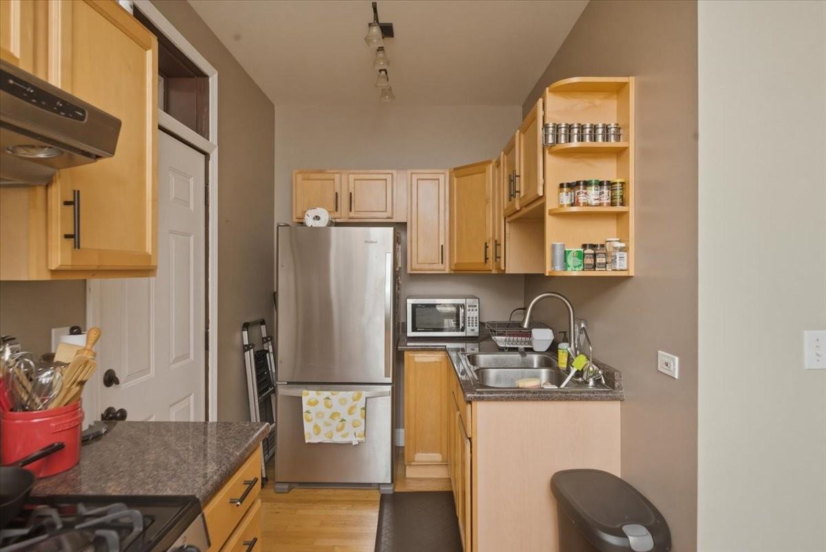 1319 W Addison St #3A - Photo 6 of 8