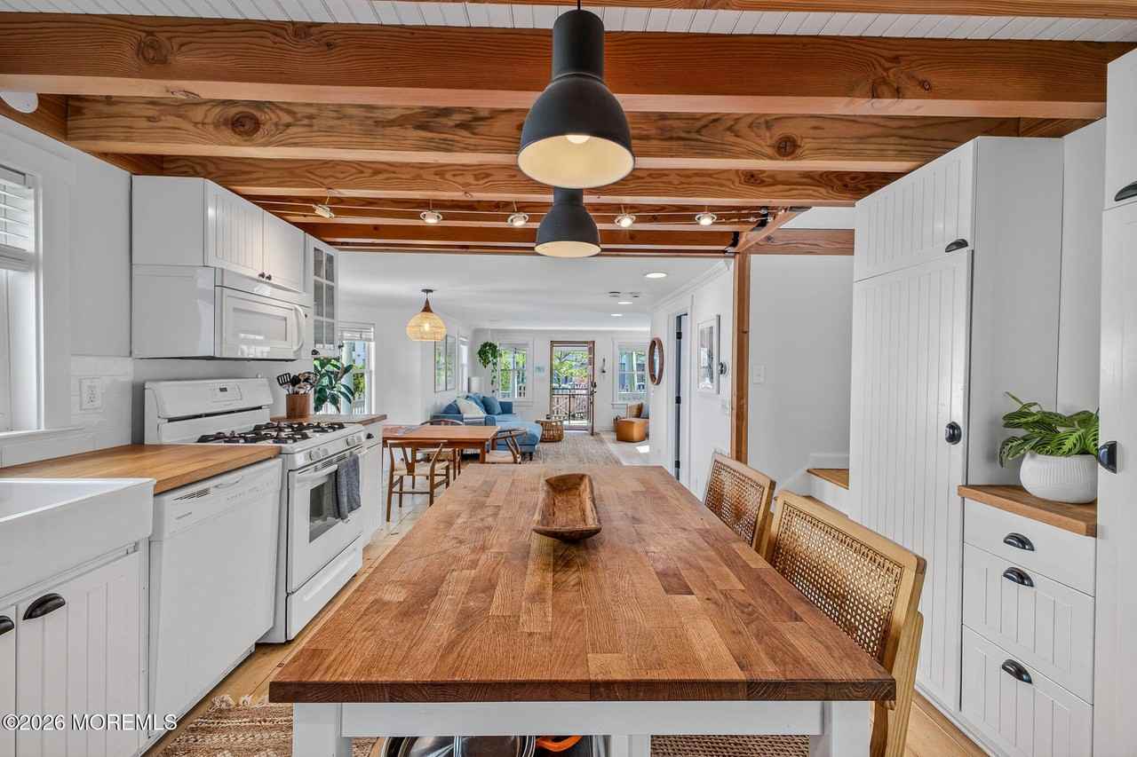 403 Sewall Ave - Photo 4 of 22