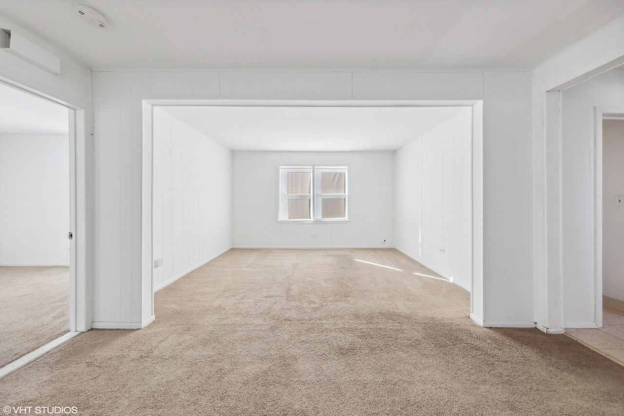 9518 S 53rd Ave #2 - Photo 4 of 10