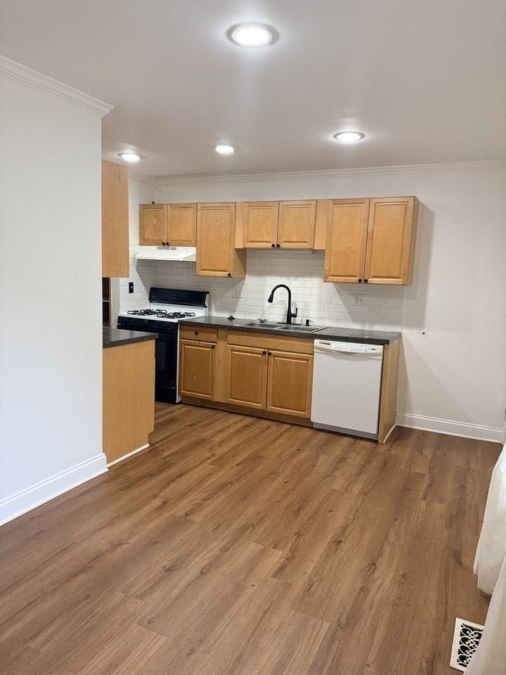 2454 Devonshire Ct #2454 - Photo 3 of 15