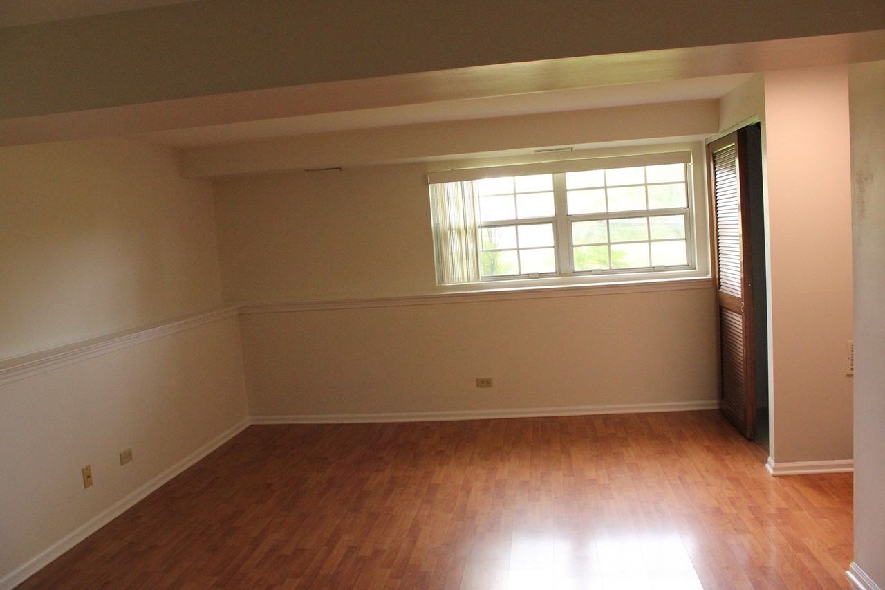 410 Ashwood Ct #410 - Photo 7 of 25