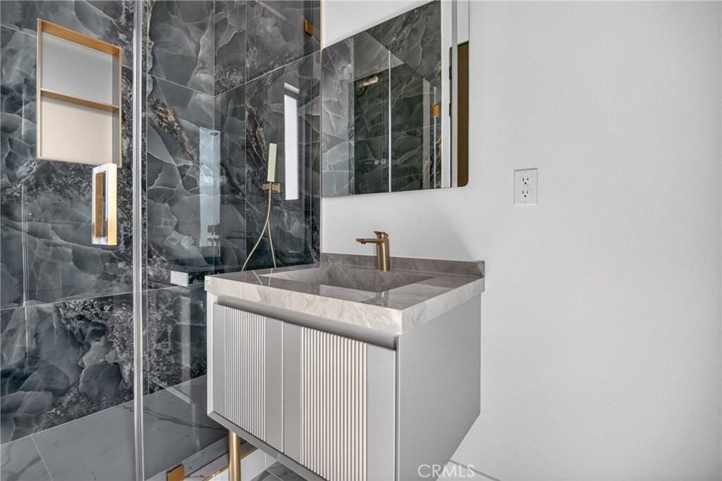 7605 Greg Ave - Photo 6 of 20