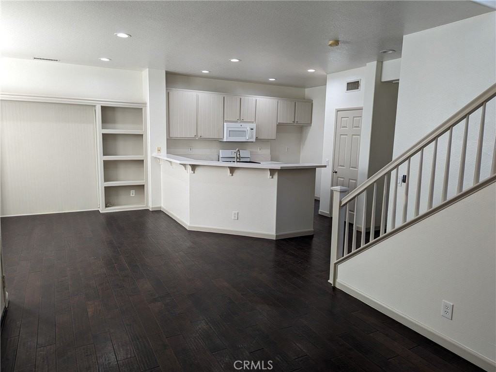 27 Picket Ln - Photo 3 of 31
