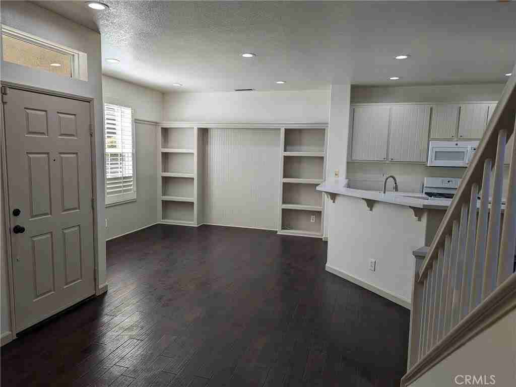 27 Picket Ln - Photo 4 of 31