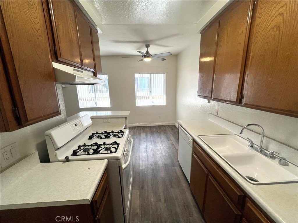 14817 Sylvan St #6 - Photo 6 of 12