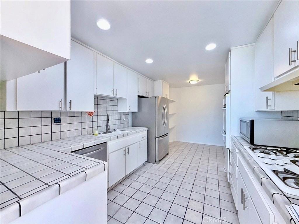 1129 Larrabee St #10 - Photo 4 of 13