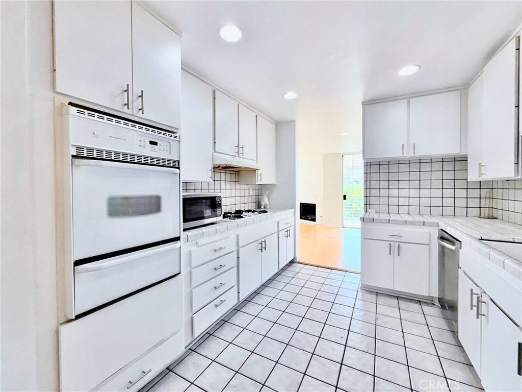 1129 Larrabee St #10 - Photo 5 of 13