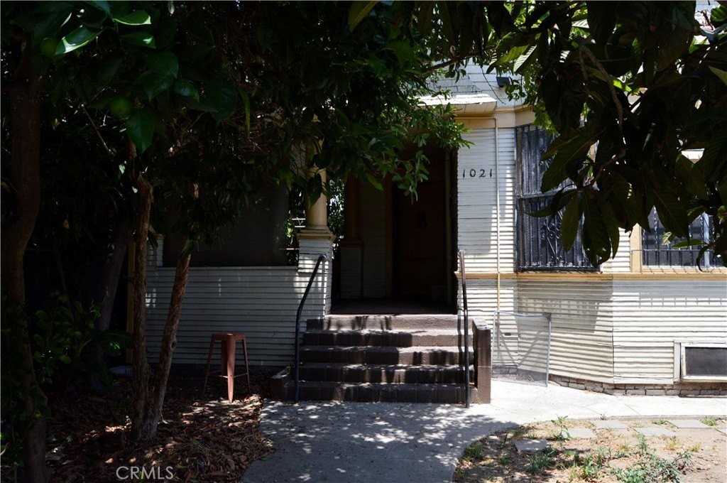 1021 W 25th St #6 - Photo 3 of 32