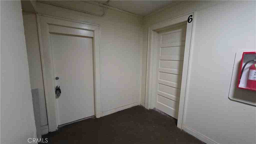 1021 W 25th St #6 - Photo 4 of 32