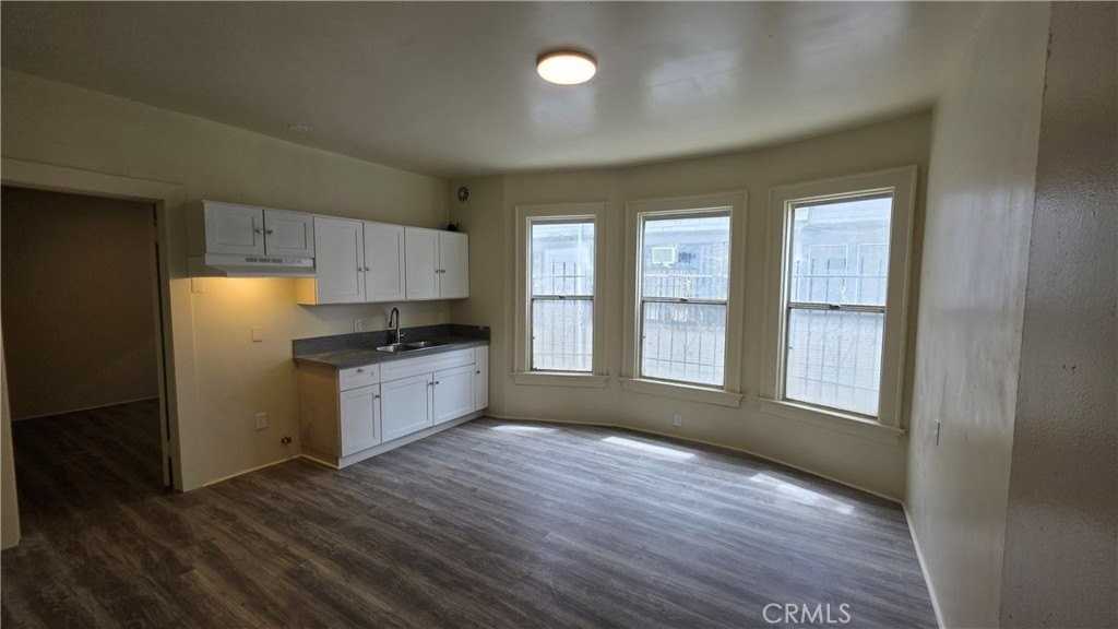 1021 W 25th St #6 - Photo 6 of 32