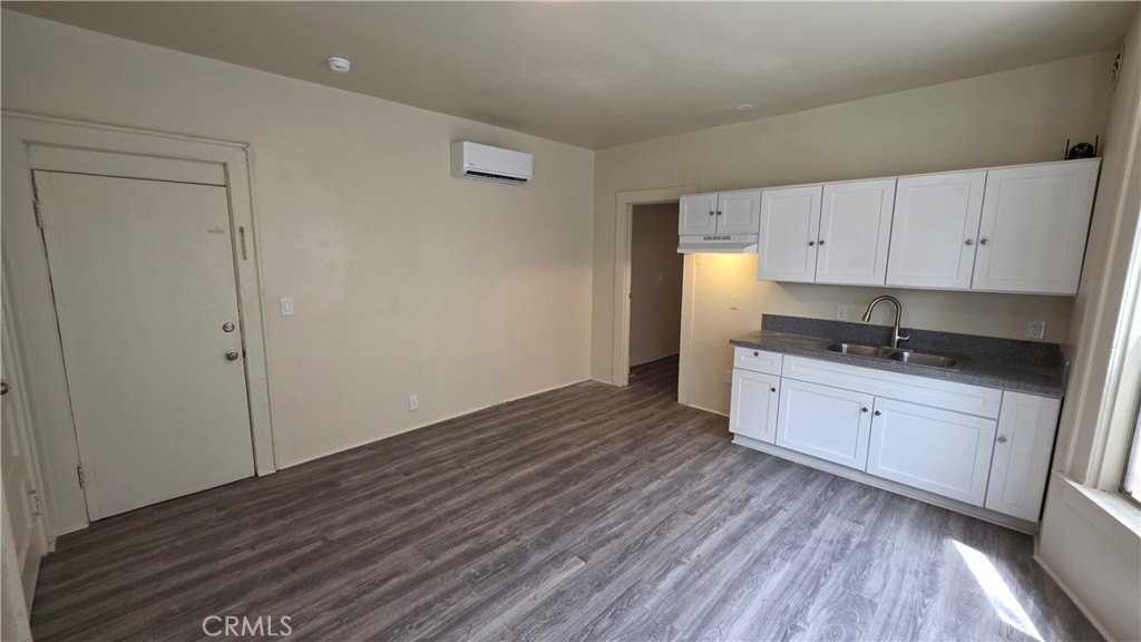 1021 W 25th St #6 - Photo 7 of 32