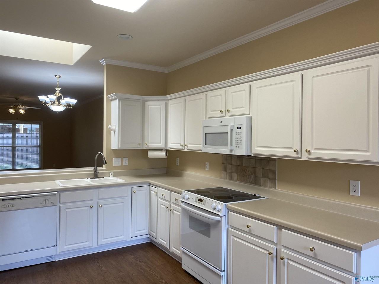 153 Canterbury Dr - Photo 3 of 16