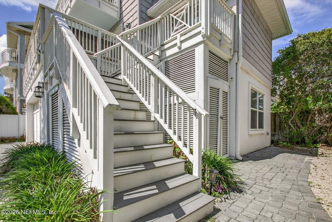 1766 Beach Ave - Photo 4 of 50