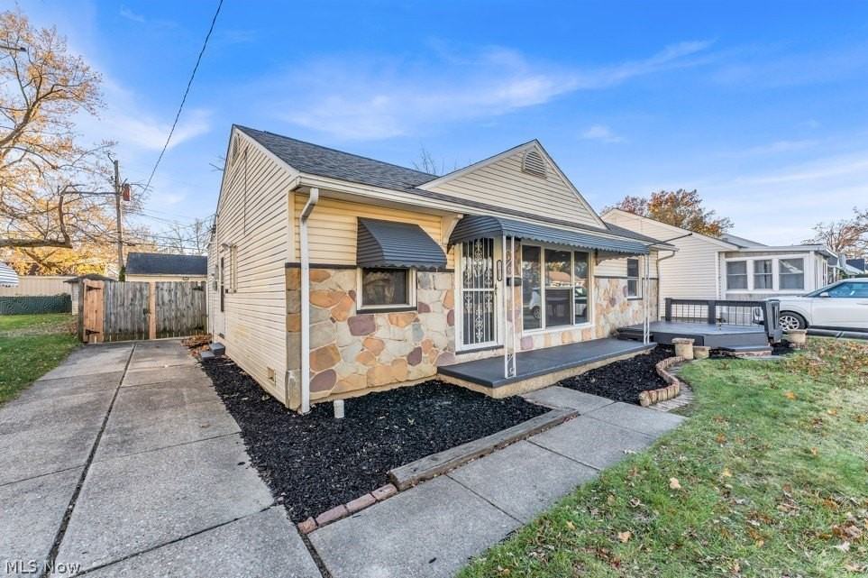 13813 Leroy Ave - Photo 2 of 23