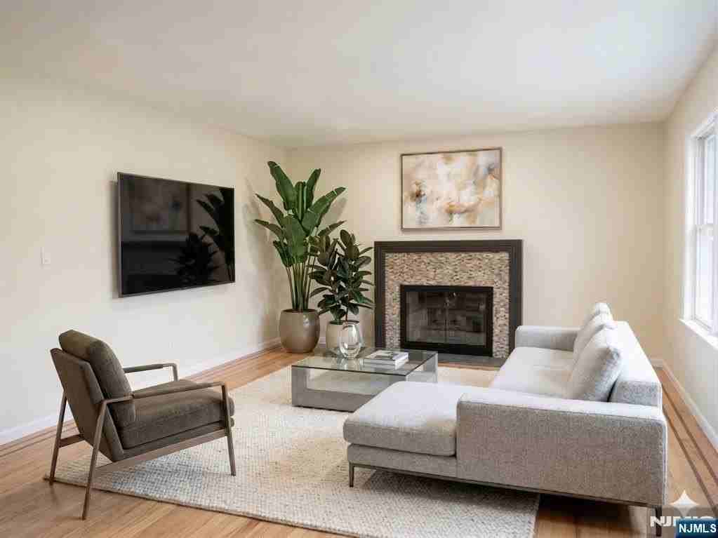 373 Franklin St - Photo 2 of 17
