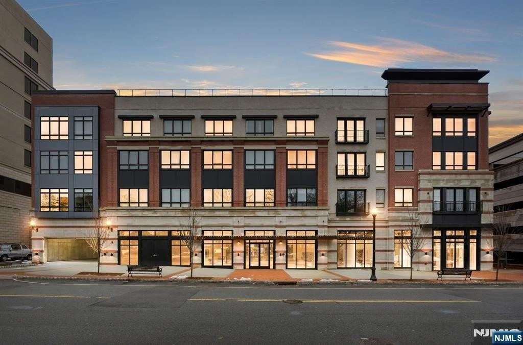 37 Orange Rd #308