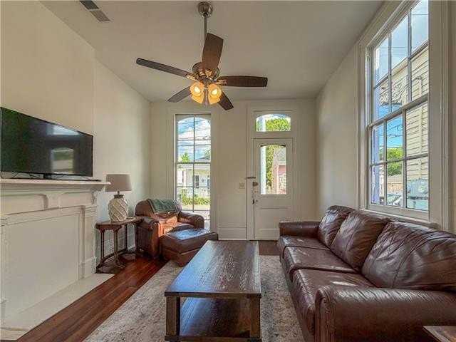 3319 Laurel St - Photo 3 of 15